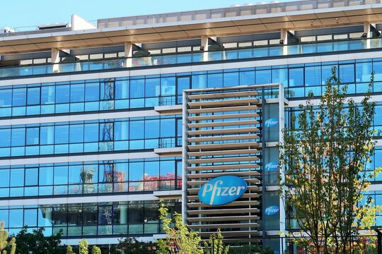 Fa&ccedil;ade d'un immeuble de bureaux de l&rsquo;entreprise pharmaceutique am&eacute;ricaine Pfizer, c&eacute;l&egrave;bre marque de m&eacute;dicaments / vaccins, &agrave; Paris / Montrouge &ndash; juin 2021 (France)