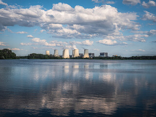 Blick über den Teich auf das Kraftwerk Jänschwalde