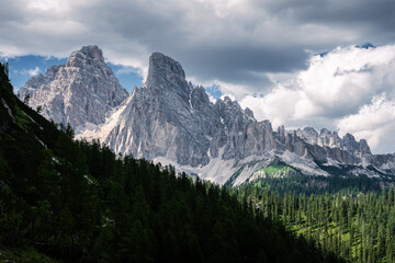 Fototapeta premium piz popena visto dal sentiero che da passo tre croci porta la lagod i sorapiss