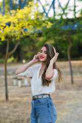 Chica joven en parque natural al atardecer