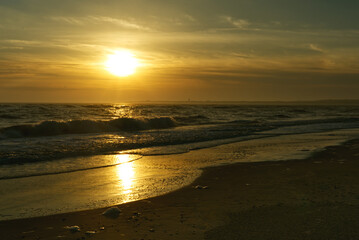 Naklejka premium Sonnenaufgang am Oststrand auf Baltrum