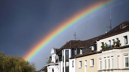 Regenbogen in der Stadt mit Häuserfront