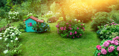 ogród pełen hortensji, tajemniczy ogód z domkiem dla dzieci - obrazy, fototapety, plakaty