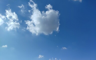 見上げた空に浮かんでいた雲