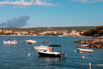 Fototapeta na wymiar Küste Krotien mit Motorbooten, Insel Krk 