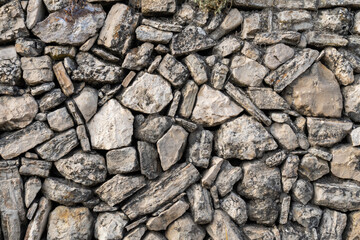 Wall built with stones of different sizes and shapes. 