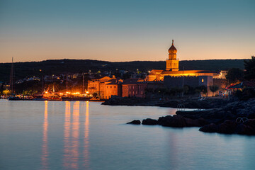 Fototapeta na wymiar Altstadt mit Hafen Krk am Abend, Kroatien 