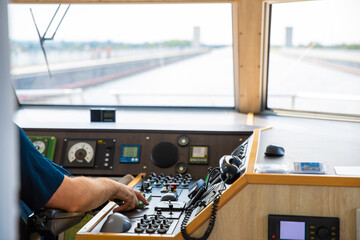 Schiffsbrücke Führerstand Cockpit Bedienpult auf einem Schiff