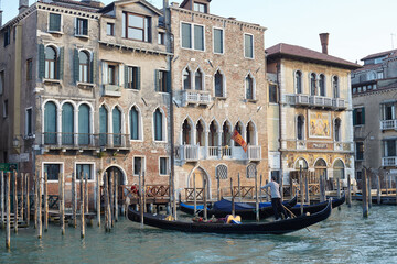 Fototapeta na wymiar Venice old palace and gondola