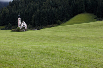 Fototapeta na wymiar Mountain church in South Tyrol
