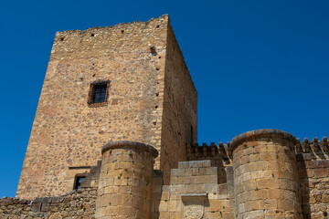 Vista de cerca desde el exterior de la torre del Castillo de Pedraza