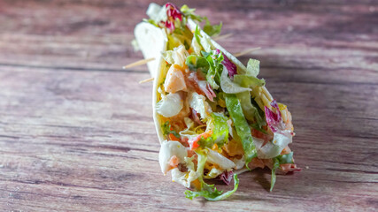 Un wrap es una variante del taco o burrito que incluye rellenos típicos de sándwich envueltos en...