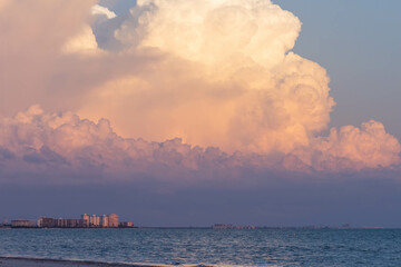 Obraz premium Cloud cover over the ocean at sunset