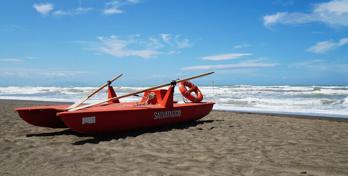 Barca di salvataggio isolata sulla spiaggia.