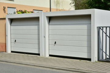 Moderne Beton-Garage mit Automatik-Tor in der Hauszufahrt