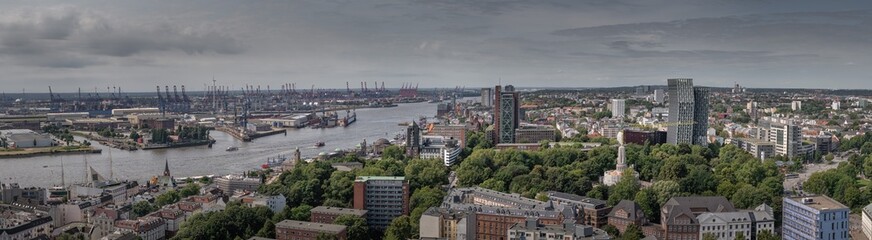 Fototapeta na wymiar large panorama of the port of hamburg 
