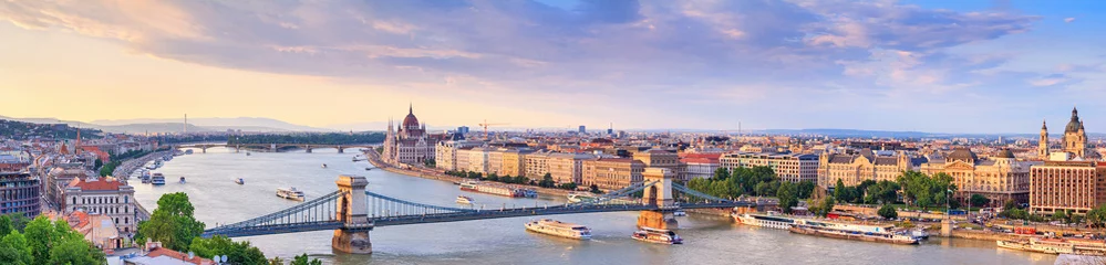 Foto op Plexiglas Kettingbrug Stadszomerlandschap, panorama, banner - bovenaanzicht van het historische centrum van Boedapest met de rivier de Donau, in Hongarije