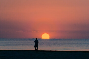 Obraz premium fisherman preparing fishing tackle at sunrise