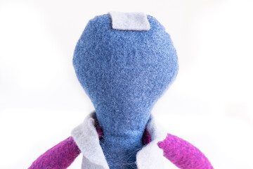 muñeco de trapo lúdico azul y morado de espaldas