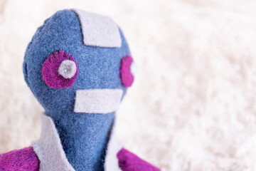 muñeco de trapo lúdico azul y morado