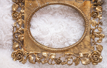 Portarretratos vintage dorado grunge, con fondo con textura y detalles florales antiguos