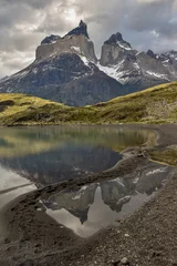 Vlies Fototapete Cuernos del Paine Reflexion der Gipfel von Cuernos del Paine, Patagonien, Chile