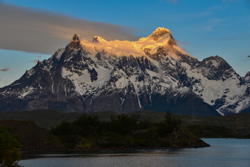 Obraz premium peak of Cerro Paine Grande with its glacier at sunrise