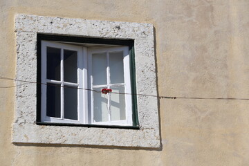 Fototapeta na wymiar Fenêtre d’immeuble à Lisbonne, Portugal