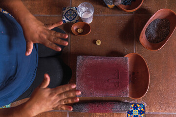 person who uses metate to grind spices and make craft pigments