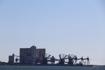 Fototapeta na wymiar Port de Trafaria situé au bord du Tage