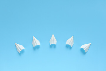 それぞれの進路に分かれて進む紙飛行機 3 5機