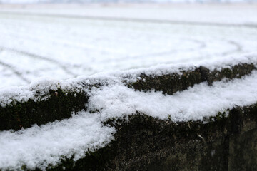 雪が積もった塀や田んぼ