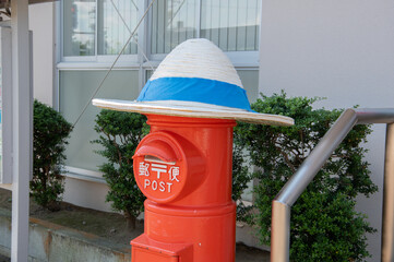 帽子をかぶった丸ポスト / Rounded Postbox in a Hat