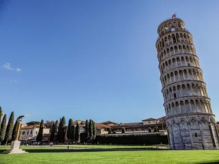 Fototapete Schiefe Turm von Pisa ピサ芝生広場の狼の彫像と斜塔