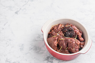 鶏肉とプルーンの赤ワイン煮込み
