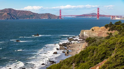 Cercles muraux Plage de Baker, San Francisco Landscape of Golden Gate bridge over sea horizon from Baker beach.