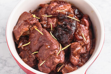 鶏肉とプルーンの赤ワイン煮込み
