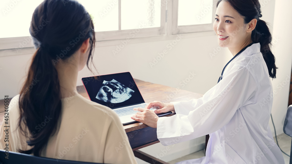 Aufkleber 診察を受ける妊婦　産婦人科　レディースクリニック