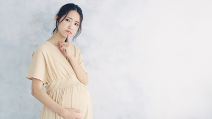 悩む妊婦