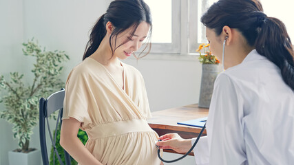 診察を受ける妊婦　産婦人科　レディースクリニック