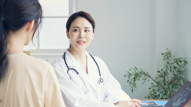 診察を受ける妊婦　産婦人科　レディースクリニック