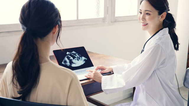 診察を受ける妊婦　産婦人科　レディースクリニック