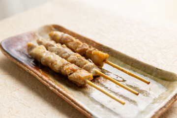 皿に盛り付けた焼き鳥