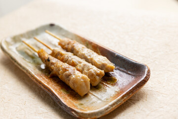 皿に盛り付けた焼き鳥