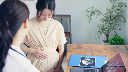 診察を受ける妊婦　産婦人科　レディースクリニック