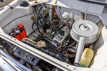 エンジンルーム　car engine room