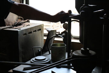 鉄瓶を作っている工場にて