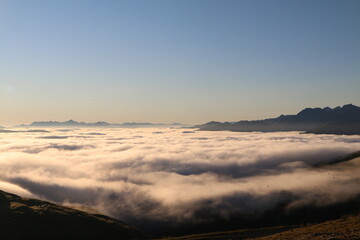 Une mer de nuages dans la montagne