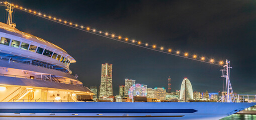 横浜港に停泊した飛鳥Ⅱとみなとみらい21地区の夜景
【Yokohama cruise ship and...