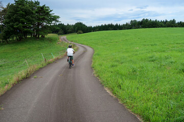 高原のサイクリングロードを走る自転車